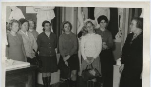 Tour in the art museum on February 2, 1969. Guided by Niina Raid, an art researcher.
