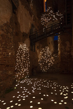 Adding to these amber-coloured tones is the installation representing a river of stars beneath the towers. 