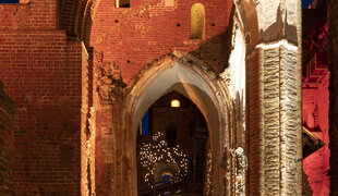 On weekends, the installation is representing a river of stars beneath the towers