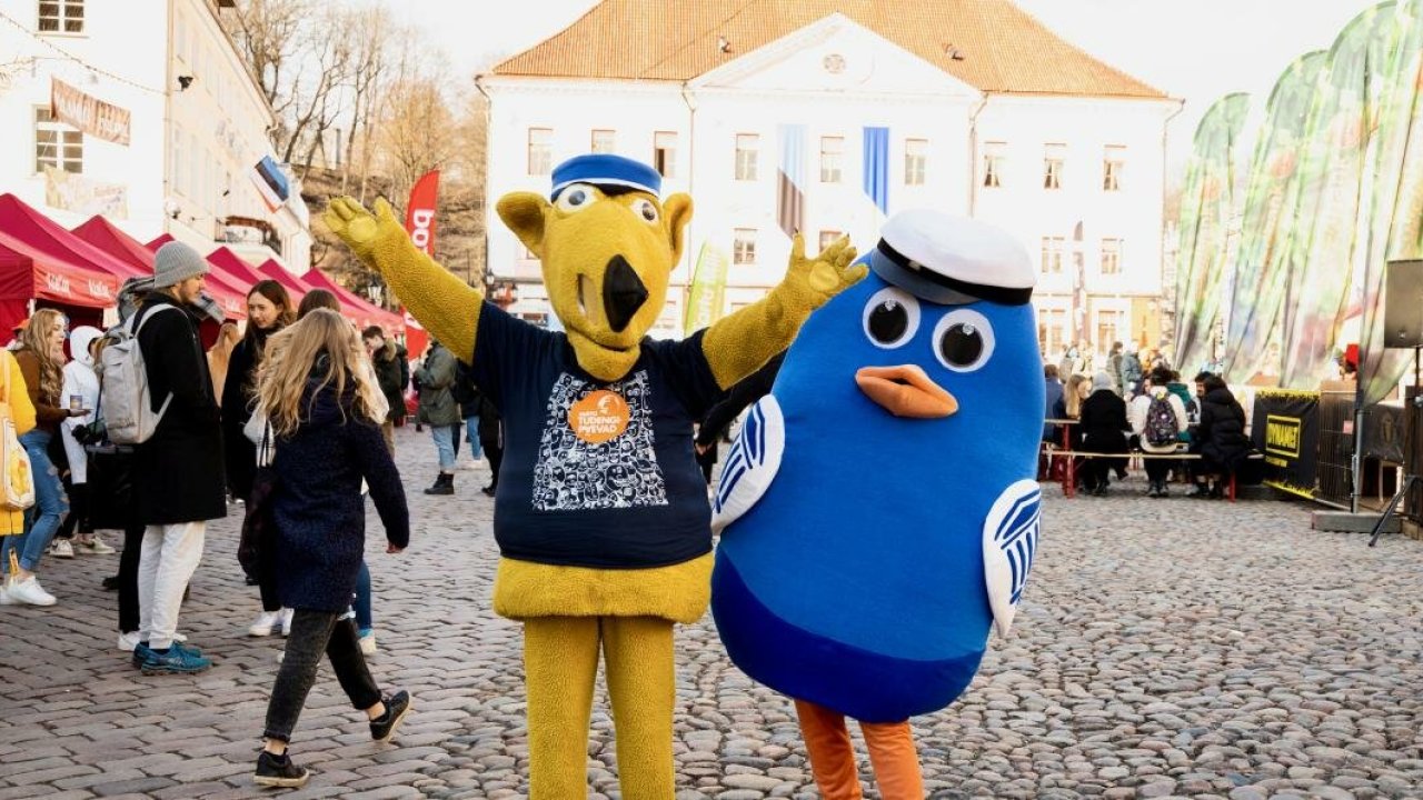 Tartu tudengipäevade maskott, kollane koer Villem koos Tartu Ülikooli maskoti Tiksuga tudengipäevade kevadfestivali pannkoogihommikul.