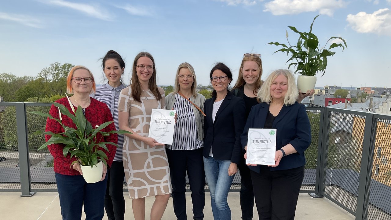 Tartu Ülikooli muuseumi ning loodusmuuseumi ja botaanikaaia esindajad Eesti Kunstiakadeemias tunnistustega.
