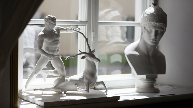 Herakles hirvega ja Arese büst Tartu Ülikooli kunstimuuseumi aknalaual.