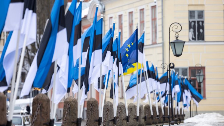Eesti lipud peahoone ees