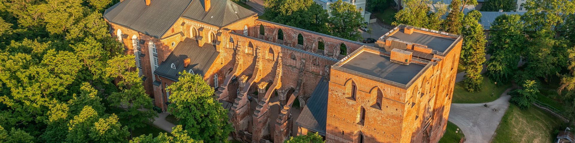 Droonifoto toomkiriku varemetest
